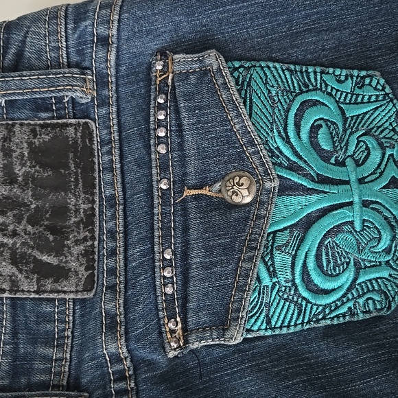 Dereon Denim Jeans with Aqua Embroidery - Picture 6 of 8